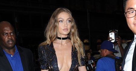 Ogromny dekolt Gigi Hadid. Jak udało jej się uniknąć wpadki?