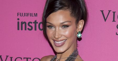 Niby ubrana, a wszystko widać. Bella Hadid wodziła na pokuszenie w prześwitującej kreacji