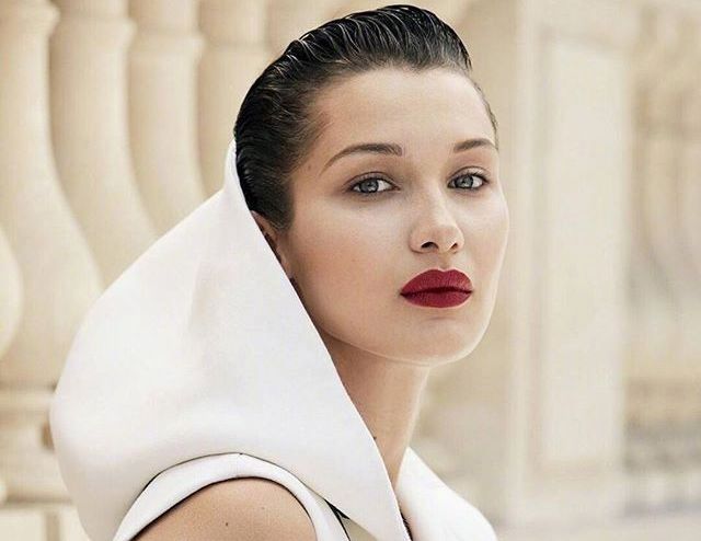 Bella Hadid w arabskim "Vogue'u". Pół roku po "aferze" z siostrą