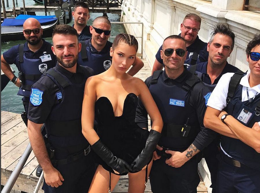 Bella Hadid ma słabość do mundurów!