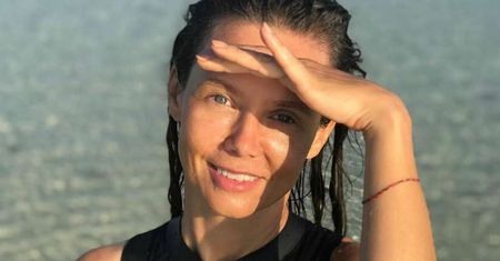 47-letnia rozmarzona Kinga Rusin pod osłoną nocy popija winko w bajkowej Indonezji! Jest bez makijażu i w skromnym uczesaniu!
