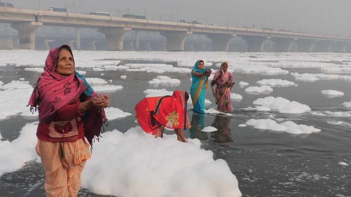 Hindusi kąpią się w rzece Yamuna pomimo toksycznej piany