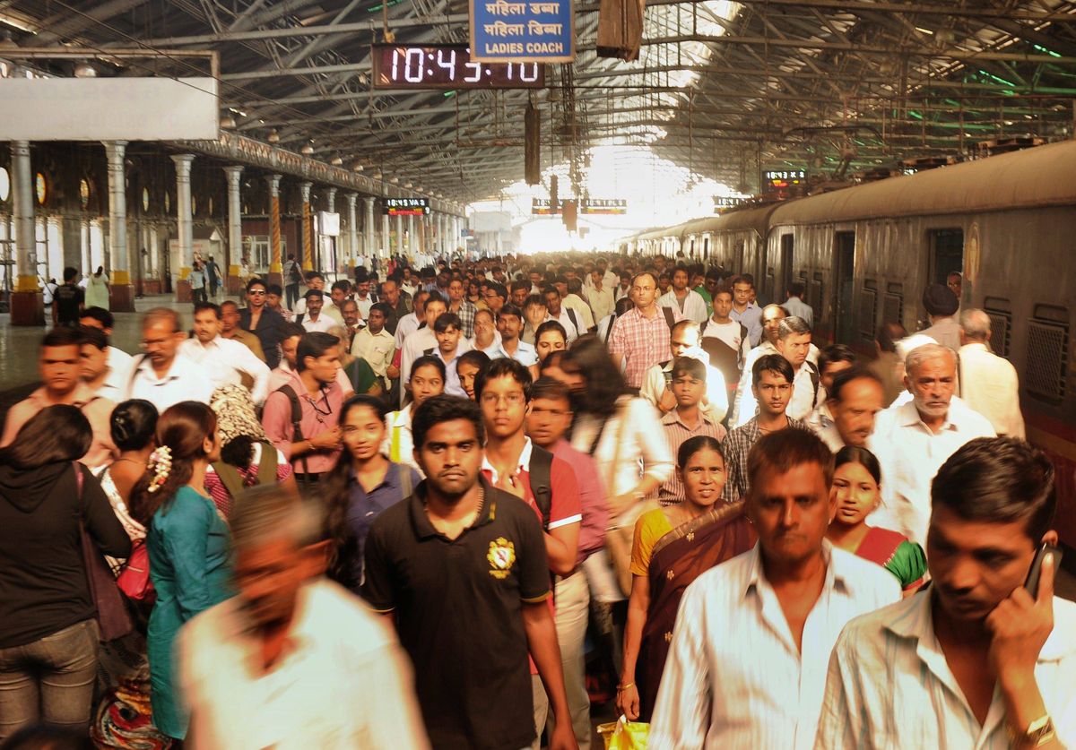 Wybuch paniki na stacji kolejowej w Indiach. Są ofiary