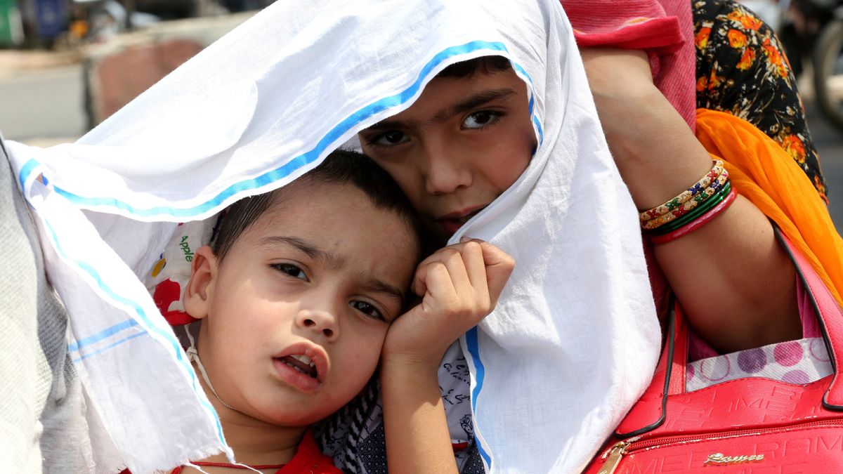 Indie, 6 czerwca 2019 r. Dzieci chronią się przed upałem, bo słupki rtęci przekroczyły 46 stopni Celsjusza. I to wcale nie rekord.