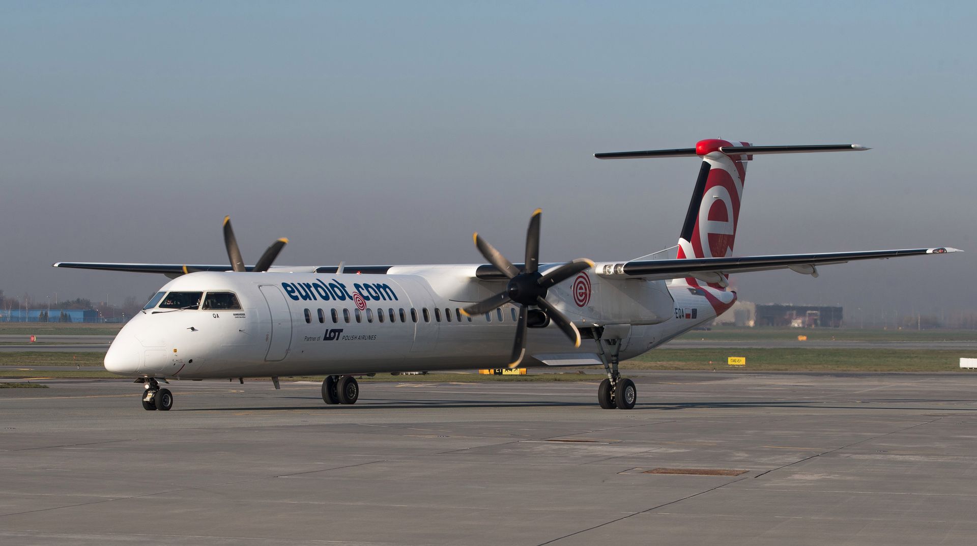 Samolot LOT-u awaryjnie lądował. To ten sam bombardier co ostatnim razem