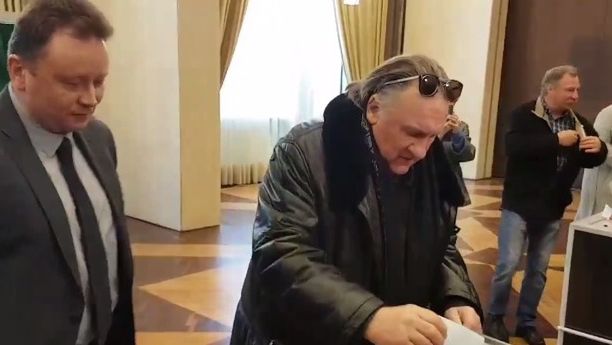 Aktor odwiedził ambasadę rosyjską w stolicy Francji