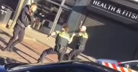 Szokujące nagranie z Holandii. Krzyczał po polsku. Atakował policjantów