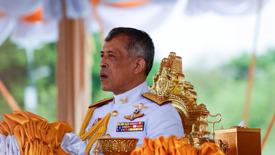 Król pokropił głowę swojej kochanki świętą wodą, aby oficjalnie uczynić z niej swoją partnerkę