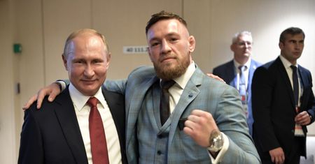 Rosja. Władimir Putin dostał whisky od gwiazdora MMA. Reakcja ochrony bezcenna
