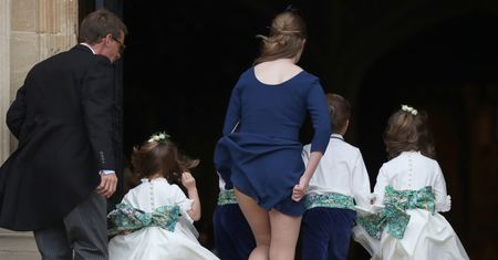 Gdy wchodziła po schodach, wiatr spłatał jej figla. Internauci od razu zauważyli