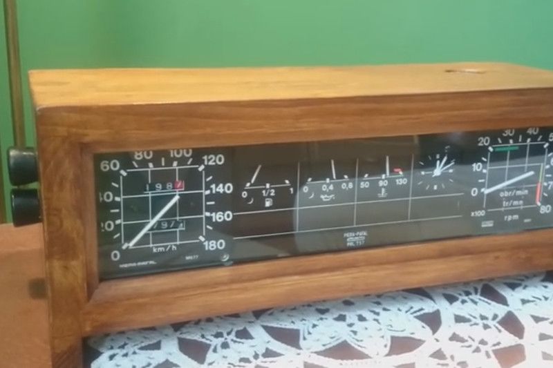 Przerobił kultowe auto rodem z PRL-u na radio, zegarek i lampkę
