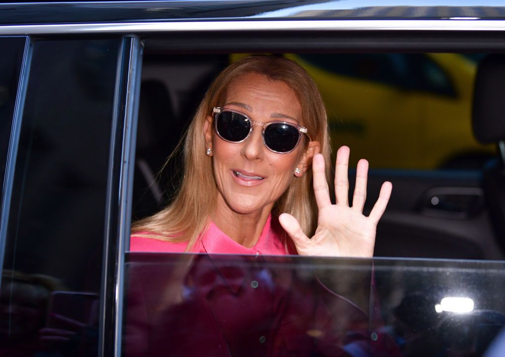 Celine Dion w neonowym garniturze oversize. Wygląda jak z wybiegu