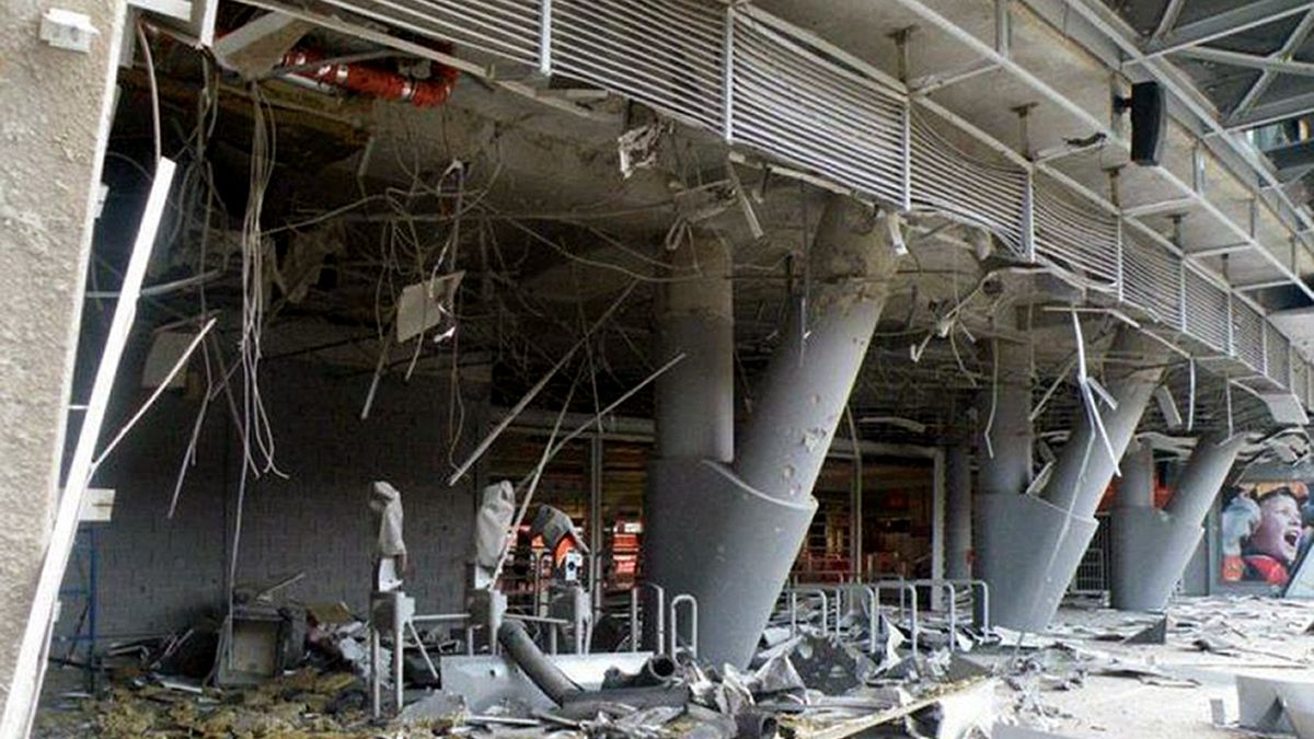 W sierpniu 2014 roku Donbass Arena w Doniecku została zbombardowana. Stadion wybudowany za ok. 300 mln euro (koszt obiektu i otoczenia) został poważnie zniszczony.