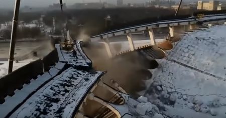 Rosja. Zawalił się dach stadionu w Petersburgu. 29-latek nie żyje