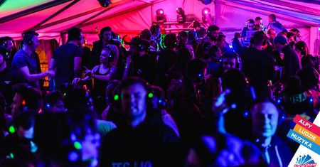 "Silent disco" podbijają Polskę. Przy tym bawił się Sam z serialu "Atypowy"