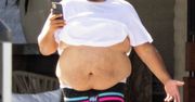 Gwiazdor chwali się brzuchem przed fotoreporterami. Kiedy tak przytył?