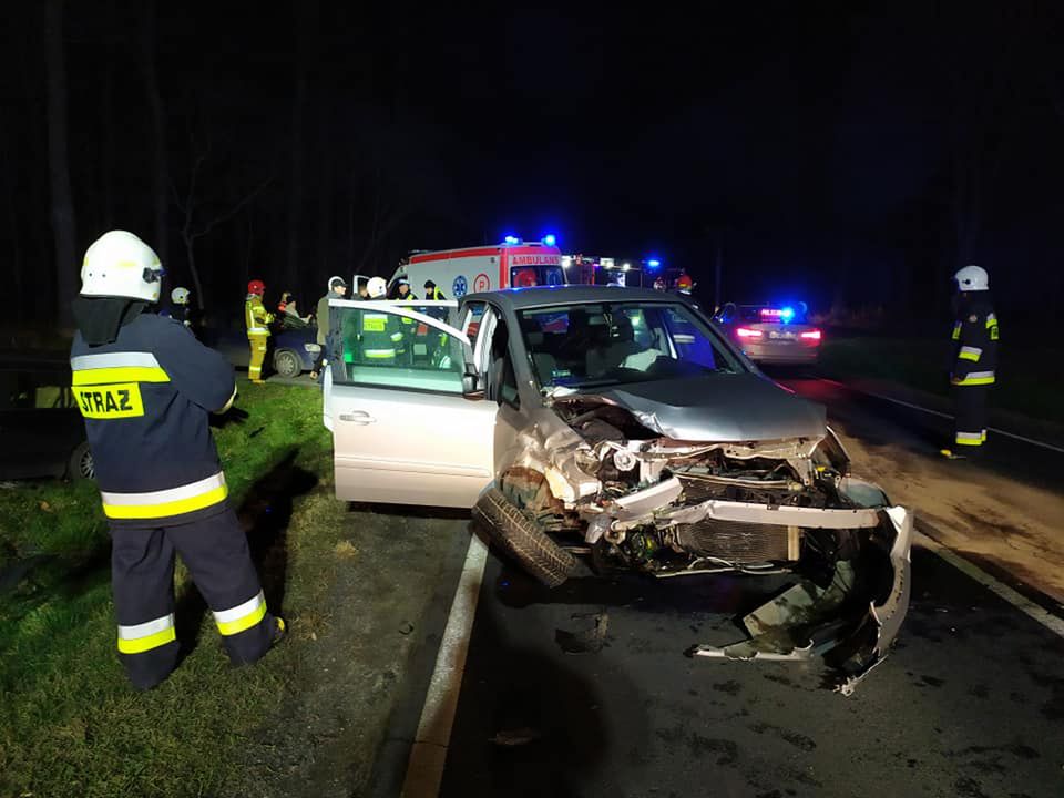 Wypadek na DK12 w Kąkolewie. Pięcioro rannych, w tym dzieci