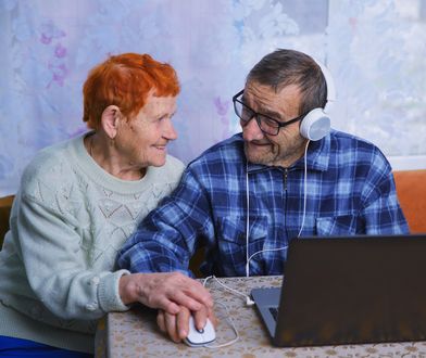 Dzień Babci i Dziadka. Seniorzy porzucają bazarki i zakupy robią w sieci