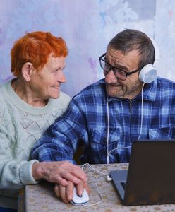 Dzień Babci i Dziadka. Seniorzy porzucają bazarki i zakupy robią w sieci