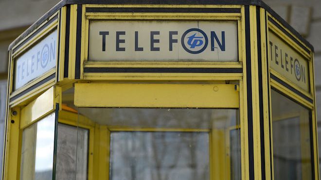 Dukla, 21.04.2016. Uliczny aparat telefoniczny w Dukli, 21 bm. (dd/dw) PAP/Darek Delmanowicz