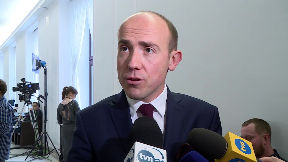 Borys Budka krytykuje pomysł zawieszenia składek na ZUS i domaga się ich pełnego umorzenia