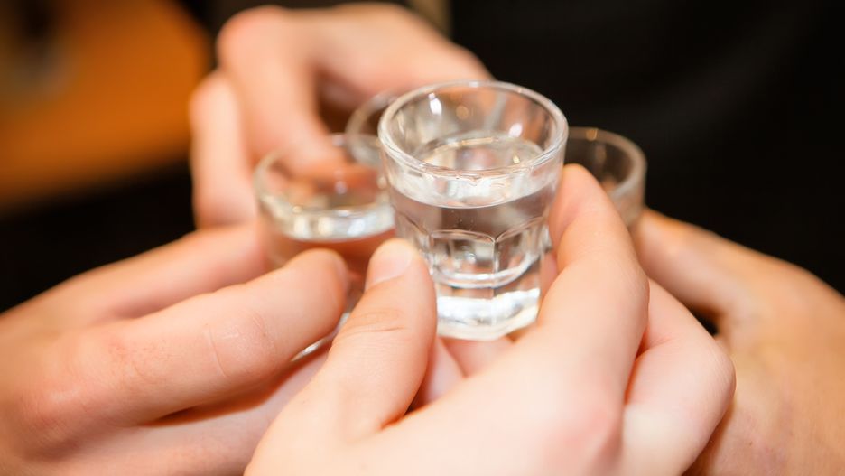 Zapraszanie rodziny na wesele w Polsce wiąże się z piciem alkoholu