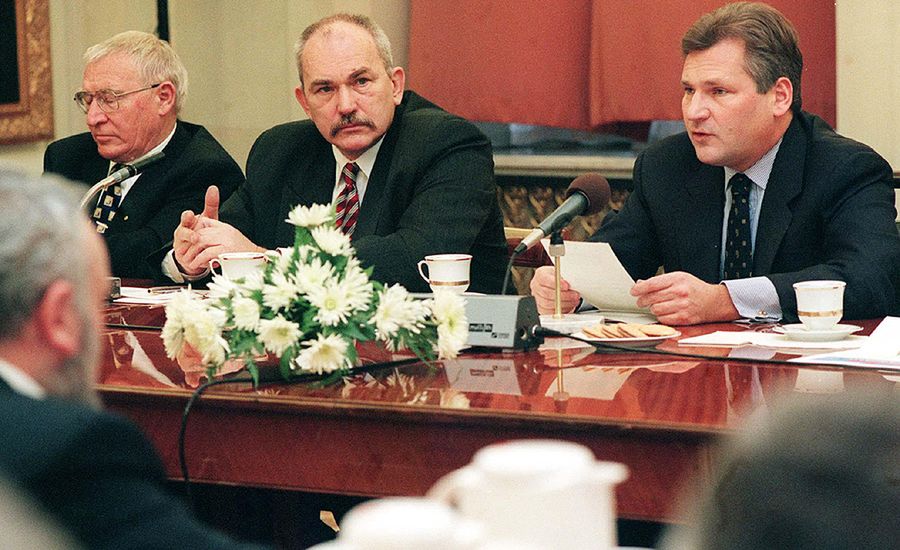 Prezydent Aleksander Kwaśniewski i minister Mirosław Handke podczas spotkania z przedstawicielami PAN i rektorami szkół wyższych, 1998 rok. 