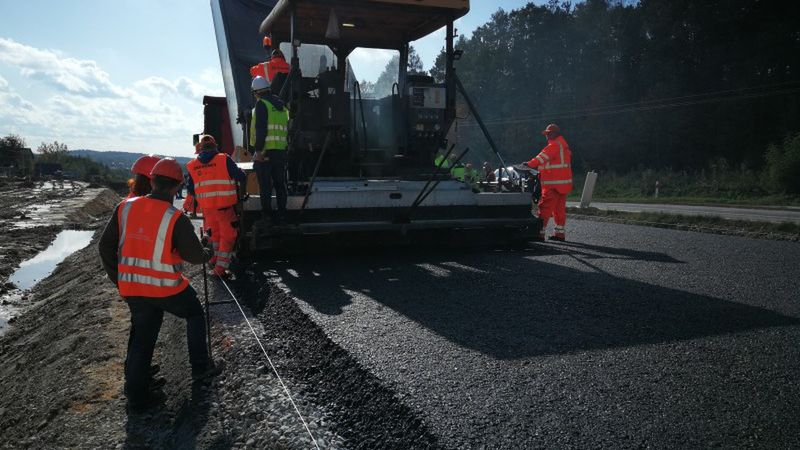 Na razie powstał pierwszy 200 metrowy odcinek próbny obwodnicy.