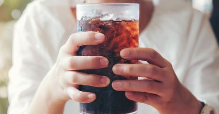 Już wiemy, czy cola rzeczywiście pomaga na grypę żołądkową