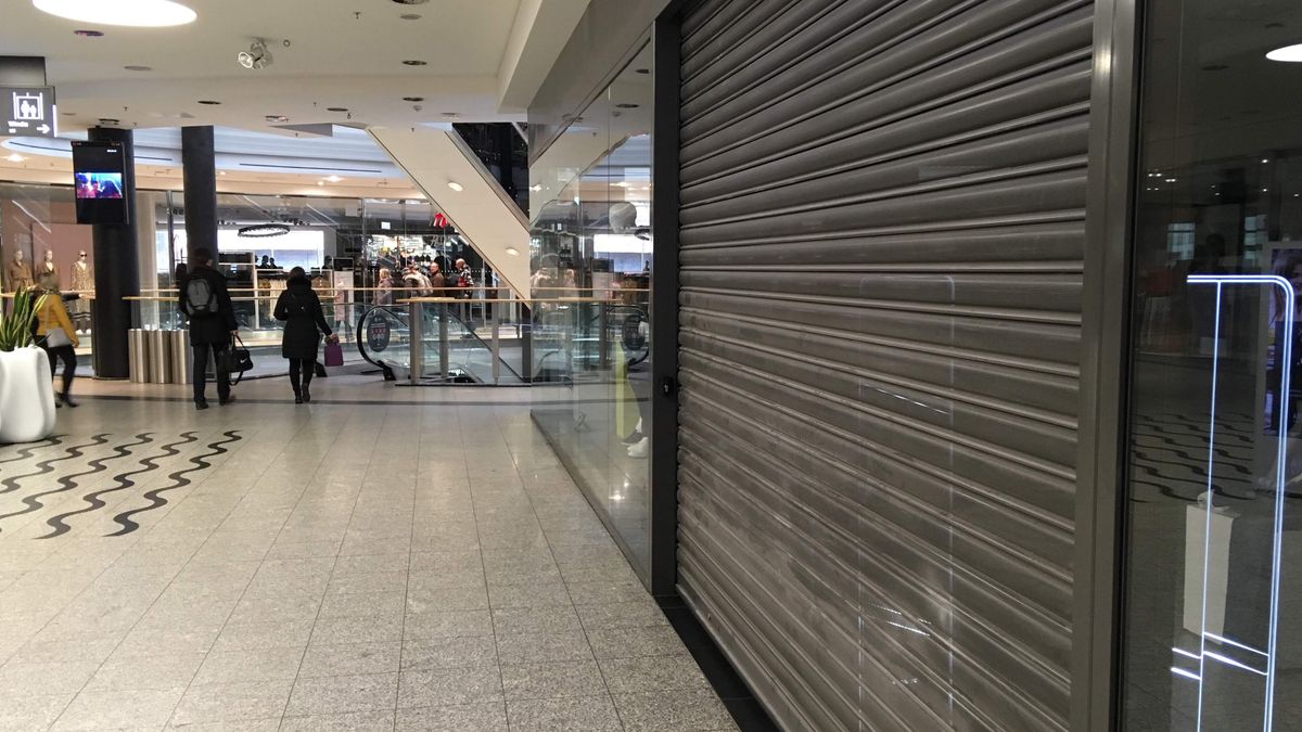 Na zakazie handlu najbardziej tracą małe sklepy, a zyskują stacje benzynowe.