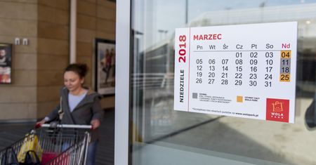 Zakaz handlu ma już rok. Przyzwyczajenia się jednak nie zmieniły. Jak się dało, Polacy szli do sklepów