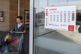 Zakaz handlu ma już rok. Przyzwyczajenia się jednak nie zmieniły. Jak się dało, Polacy szli do sklepów
