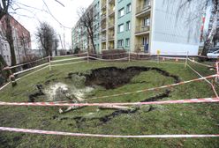 Ziemia zapadła się na osiedlu. Gigantyczna dziura tuż przy blokach