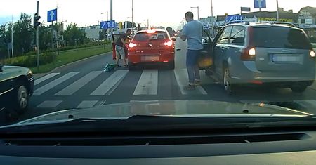 Ustępowanie pieszym stojącym przed przejściem: grzeczność czy śmiertelne zagrożenie?