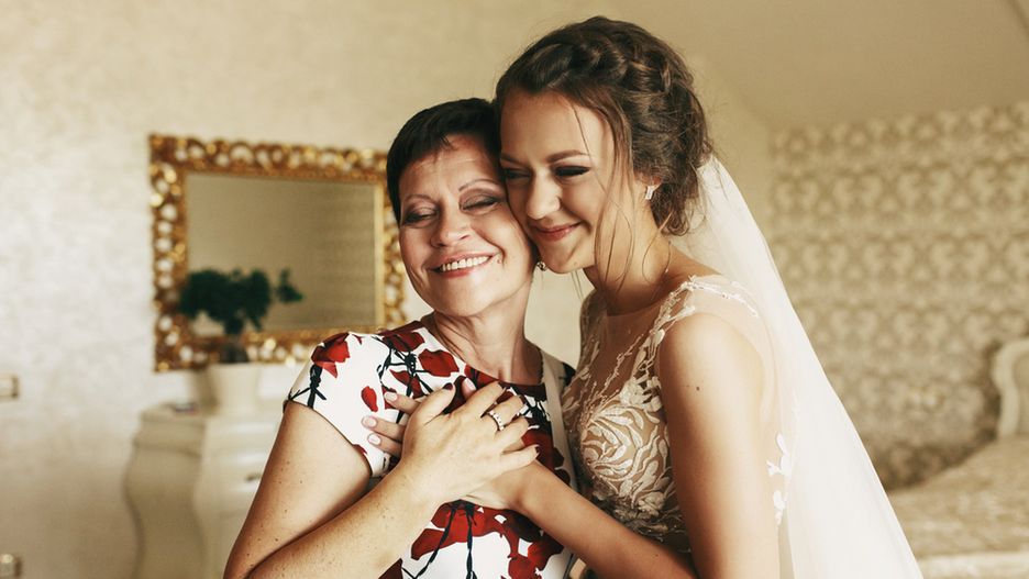 Sukienka na wesele dla mamy powinna być szykowna oraz elegancka.