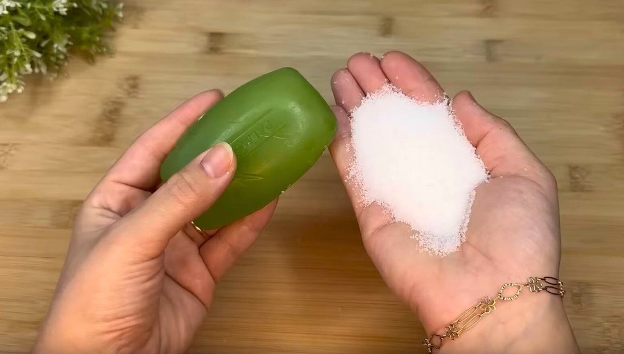 Wymieszaj cukier w mydłem, fot. simple & fast/YouTube