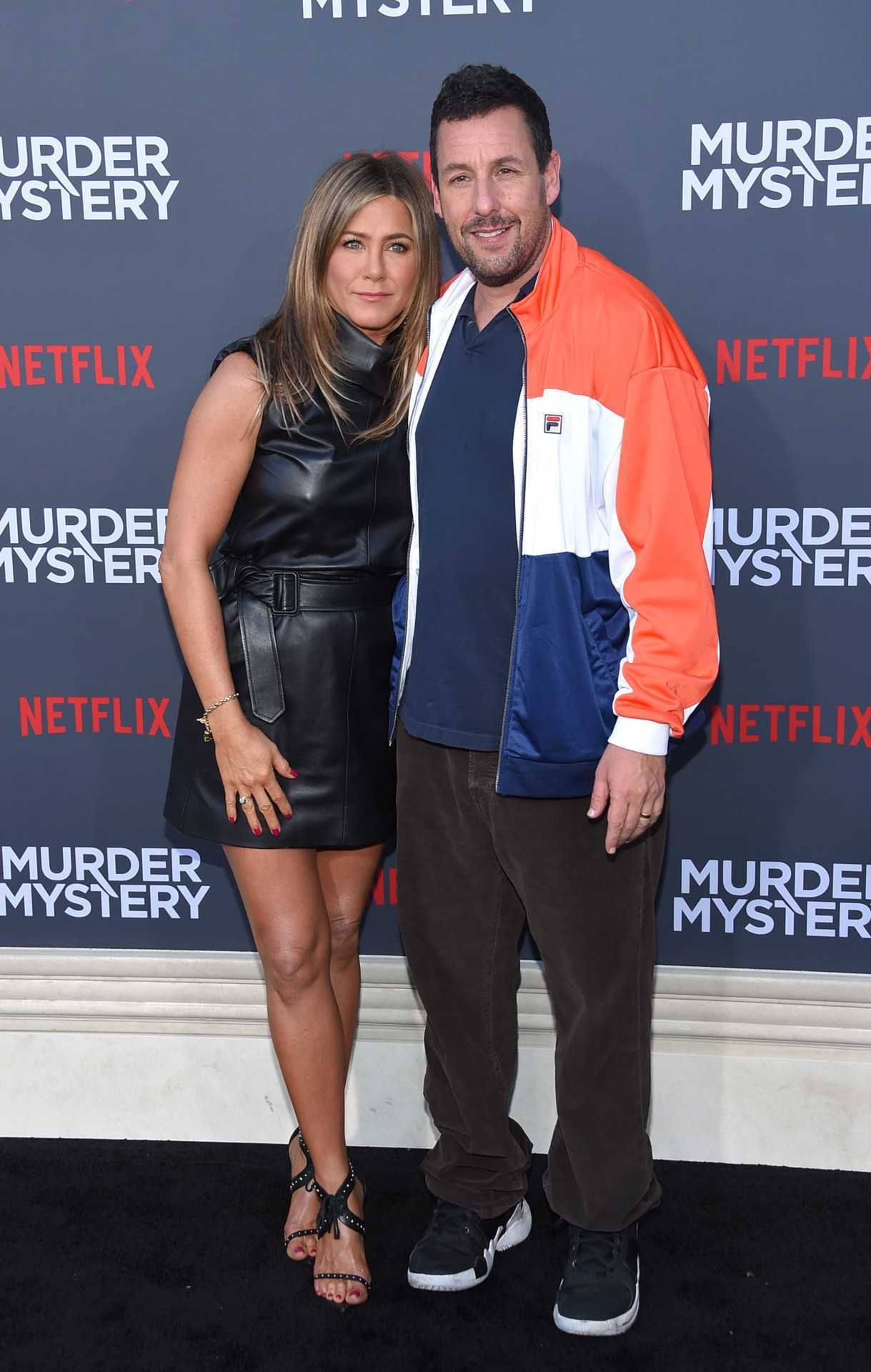 Jennifer Aniston w skórzanej mini na premierze filmu dla Netflixa.