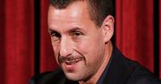 Adam Sandler łapał Claire Foy za kolano. Internauci oburzeni