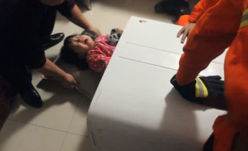Przerażone dziecko utknęło w pralce. Z odsieczą przyszli strażacy