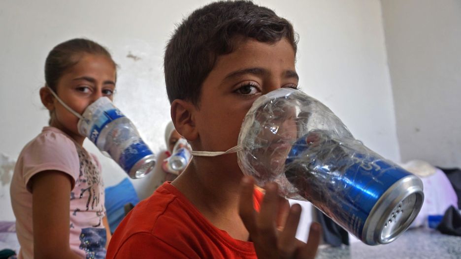 Dzieci syryjskie w Idlib z maskami przeciwgazowymi domowej roboty