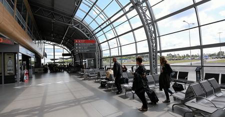 Ewakuacja na lotnisku w Modlinie. Znaleziono podejrzany pakunek