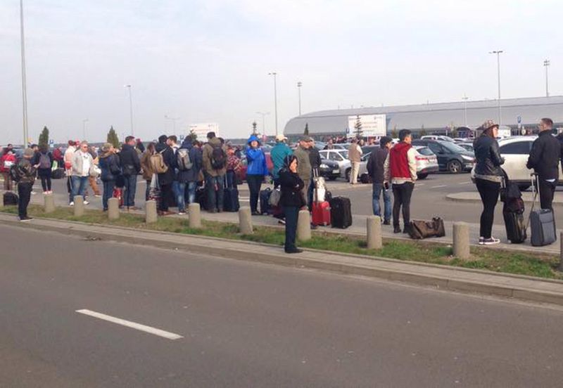 Ewakuacja terminala na lotnisku w Modlinie