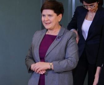 Beata Szydło odsłoniła nogi.  Rzadko stawia na kobiece kreacje