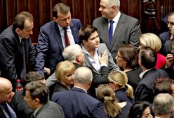 Nagrody w kancelarii premiera, 17 osób podzieliło się milionem złotych. PiS zastosowało sztuczkę księgową