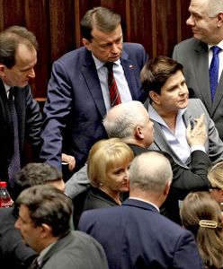 Nagrody w kancelarii premiera, 17 osób podzieliło się milionem złotych. PiS zastosowało sztuczkę księgową