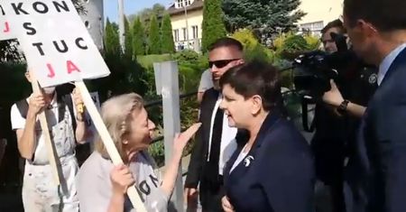 Beata Szydło na rozpoczęciu roku w Pcimiu. KOD puścił nagranie: "Te pieniądze im się po prostu należały"
