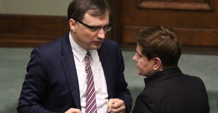 Walka o wpływy w PiS. "Intrygi, haki i podsłuchy"