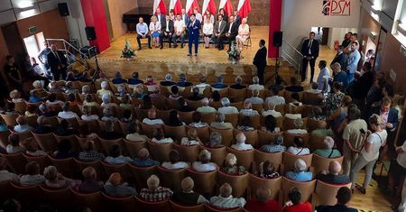 Szarpanina na spotkaniu z Beatą Szydło. Mieszkańcy Bochni wygwizdali zwolennika KOD