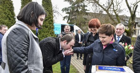 Bartłomiej Biskup: "Wszystkie partie chcą być blisko ludzi. Komu się naprawdę udaje?" (Opinia)