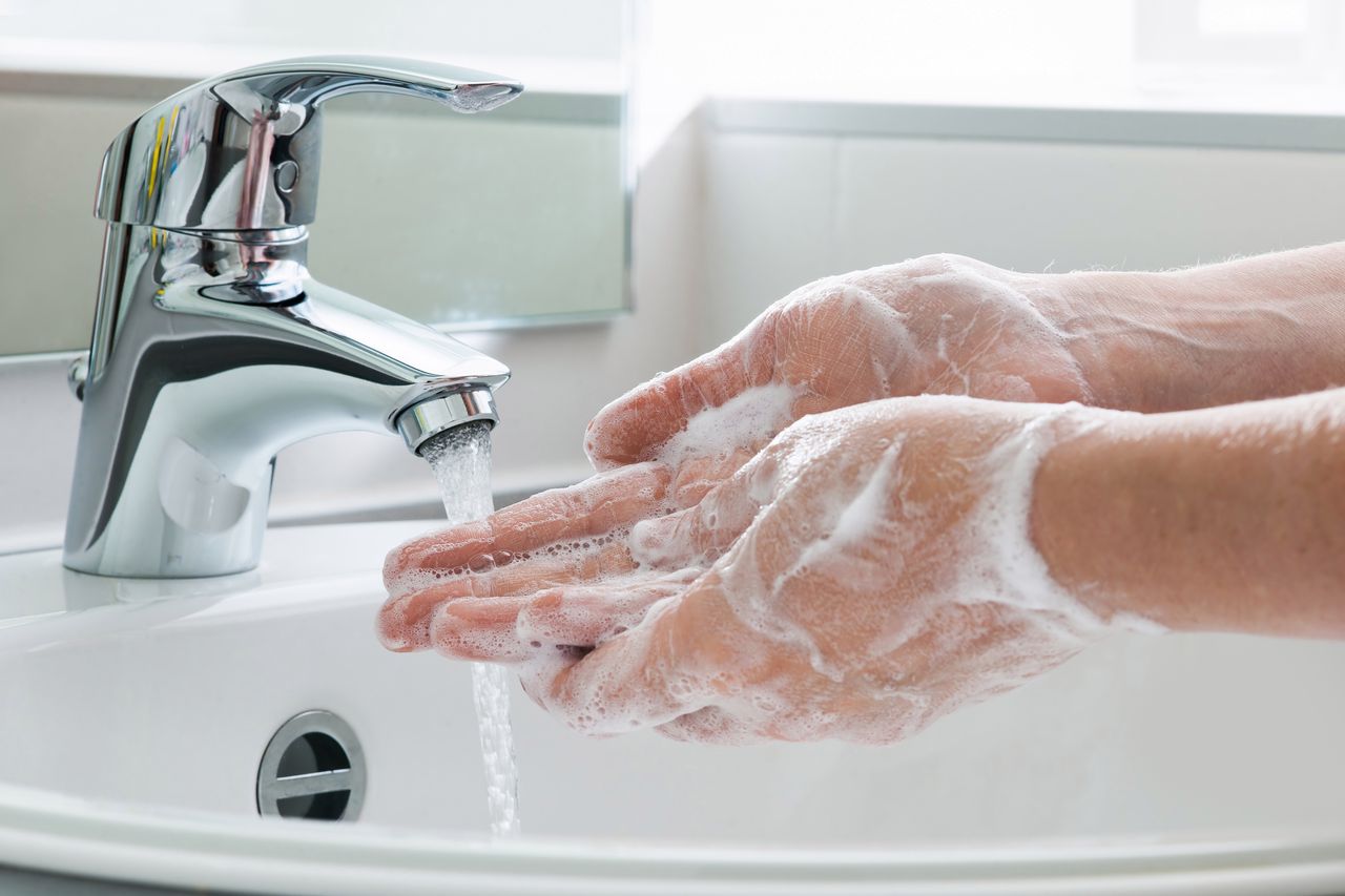 Jak prawidłowo umyć ręce? Odpowiednia higiena kluczem do pozbycia się bakterii